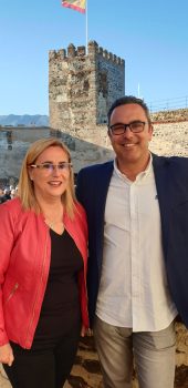 Fuengirolan pormestari Ana Mula ja kulttuuritoimenjohtaja Rodrigo Romero. Molemmat kovia Jari faneja. | Fuengirolan