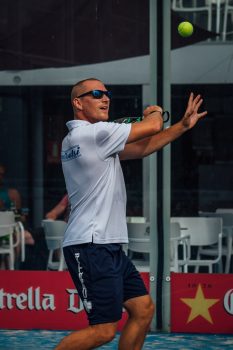 anna pallon tulla maltilla lasilta etupuolelle ennen osumaa. Odota maila takana | Fuengirolan